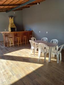 MateirosCasa temporada nascentes do jalapao的一间带桌子和白色椅子的用餐室