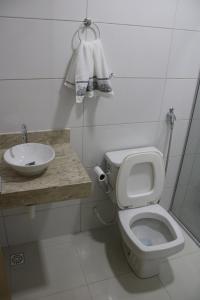 MateirosCasa temporada nascentes do jalapao的浴室配有白色卫生间和盥洗盆。