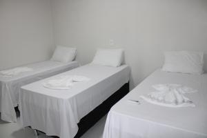 MateirosCasa temporada nascentes do jalapao的两张带白色床单和毛巾的床