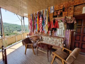 西格纳吉纳托与拉多旅馆的配有桌椅和旗帜的房间