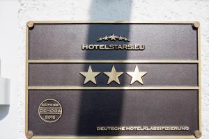 温特贝格祖姆克罗伊茨贝格酒店的墙上的星星金属斑块