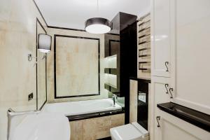 沃姆扎Apartament Royal的带浴缸、卫生间和盥洗盆的浴室