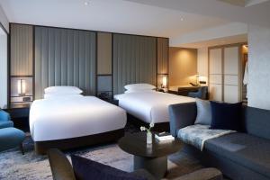 首尔首尔洲际格兰酒店 的酒店客房,设有两张床和一张沙发