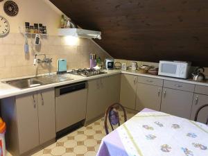 LovasAnna Apartman的厨房配有水槽和炉灶 顶部烤箱