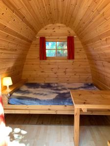 马里纳迪马萨多塞索乐露营地的小木屋内的一张床位,设有窗户