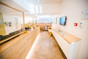 马尔梅迪大力蒙特乐瓦勒酒店 的客房设有带木地板的长走廊。