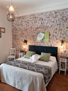 佛罗伦萨维多利亚酒店的一间卧室设有一张大床和一面墙