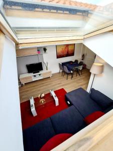 埃拉斯蒂列罗Apartamento nuevo en El Astillero的带沙发和电视的客厅