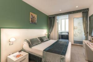 罗马特雷维皇宫酒店的一间酒店客房 - 带一张床和一间浴室