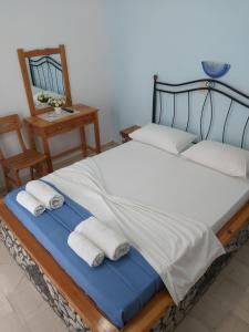 佩里沃罗Stavros Beach Villas的一间卧室配有一张床,上面有两条毛巾
