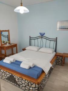 佩里沃罗Stavros Beach Villas的一间卧室配有带毛巾的床