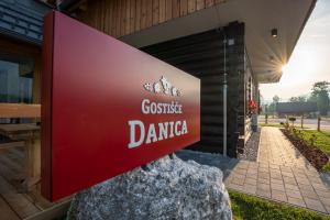 博希尼Guesthouse & Camping Danica Bohinj的大楼外赌场的标志