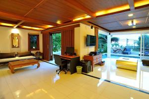 班拉克海滩Villa Melitta, Pool, Beach, 360-SeaViews, 6-bed Thai Luxury on Best Location in Samui的客厅配有书桌和沙发。