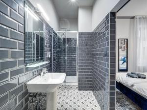 布达佩斯A22 Boutique Suites的一间带水槽、淋浴和镜子的浴室