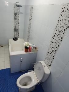 井里汶Stay@Pitaloka的一间带卫生间和水槽的小浴室