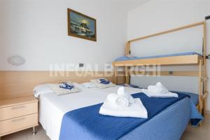 贝拉里亚-伊贾马里纳诺迪鲁斯酒店的一间卧室配有两张带毛巾的床