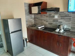 比勒陀利亚Lesedi Self Catering的厨房配有不锈钢冰箱和木制橱柜