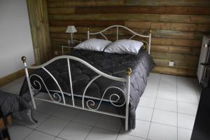 莱瑟佩瑟A la croisée des Meuniers à 5 mn du PUY du FOU的一间卧室配有带两个枕头的金属床