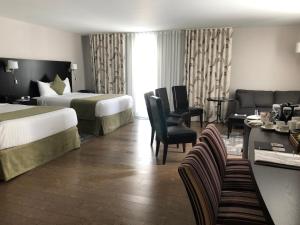 里戈嘉兰宾馆的酒店客房带两张床和一个客厅