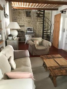 塞雷斯特La Charmeuse的客厅配有两张沙发和一张咖啡桌