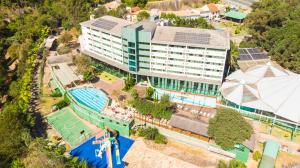 波苏斯-迪卡尔达斯Thermas All Inclusive Resort Poços de Caldas的享有酒店空中美景,设有游泳池和网球场
