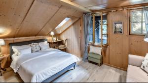 蒂克海姆Villa Zollhaus Bed & Breakfast的卧室配有一张床铺,位于带木墙的房间内