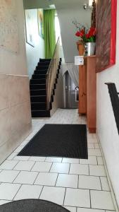科隆梅林加尼酒店的走廊上设有黑色地毯的楼梯