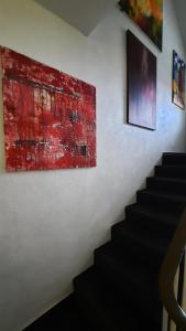 科隆梅林加尼酒店的墙上有红色画的楼梯
