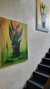 科隆梅林加尼酒店的墙上一盆花的画