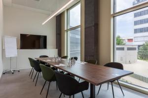 布鲁格Centurion Swiss Quality Towerhotel Windisch的一间会议室,配有大桌子和椅子