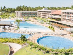 雅帕拉廷加Japaratinga Lounge Resort - All Inclusive的享有度假胜地的空中景致,设有2个游泳池