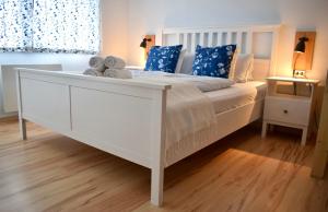 格绍Gosau Apartment 209的卧室内的白色床和蓝色枕头
