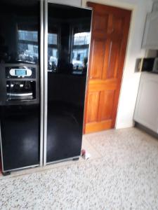 波塔当Oakland的厨房里装有黑色冰箱,有门