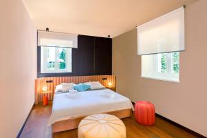 普拉Ribarska Koliba Resort的一间卧室设有一张大床和两个窗户