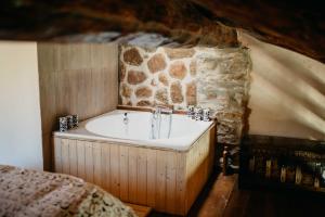 塞尔瓦堡A 1750 metros的石墙客房内的浴缸