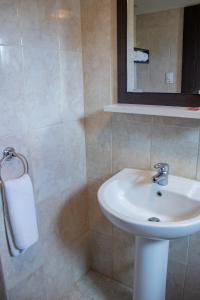 AltagraciaLD Suites Punta Playa的一间带水槽和镜子的浴室