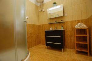 Uránia Apartmanház的一间浴室