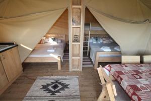 Safari Tent with Hot Tub in heart of Snowdonia客房内的一张或多张双层床