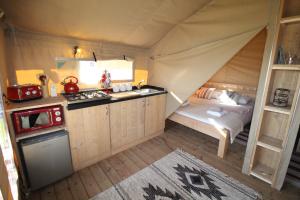 Safari Tent with Hot Tub in heart of Snowdonia的厨房或小厨房