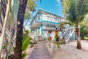 珀拉什奇亚Condo #25 @ Beachside Villas的海滩上的一座棕榈树建筑