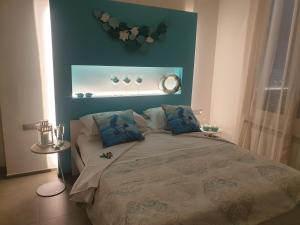 菲纳莱利古雷SEAHORSEROOM的一间卧室配有一张蓝色墙壁的床