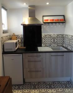 马雷讷Laubertière的厨房配有带微波炉的台面