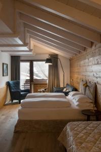 塞尔瓦迪加尔代纳山谷Mountain Home Villa Anna的酒店客房设有两张床和大窗户。