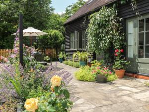 汤布里奇The Barn at Sandhole Cottage的鲜花屋前的花园