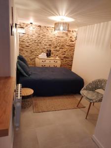 格朗维尔Granville plage normandie mont saint Michel的一间卧室设有一张床和石墙