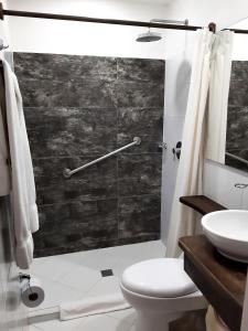 莱瓦镇梅森德洛斯威立页斯酒店的带淋浴、卫生间和盥洗盆的浴室