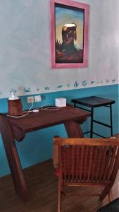 波拉波拉夕阳山别墅的一张木桌,墙上挂着一幅画