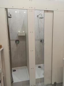 克拉科夫Evergreen Hostel Krakow的浴室里设有玻璃门淋浴