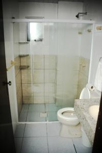 巴拉奈里奥-坎布里乌Mar Hotel的带淋浴、卫生间和盥洗盆的浴室