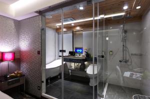 台北Beauty Hotels Taipei - Hotel Bfun的带淋浴和盥洗盆的浴室